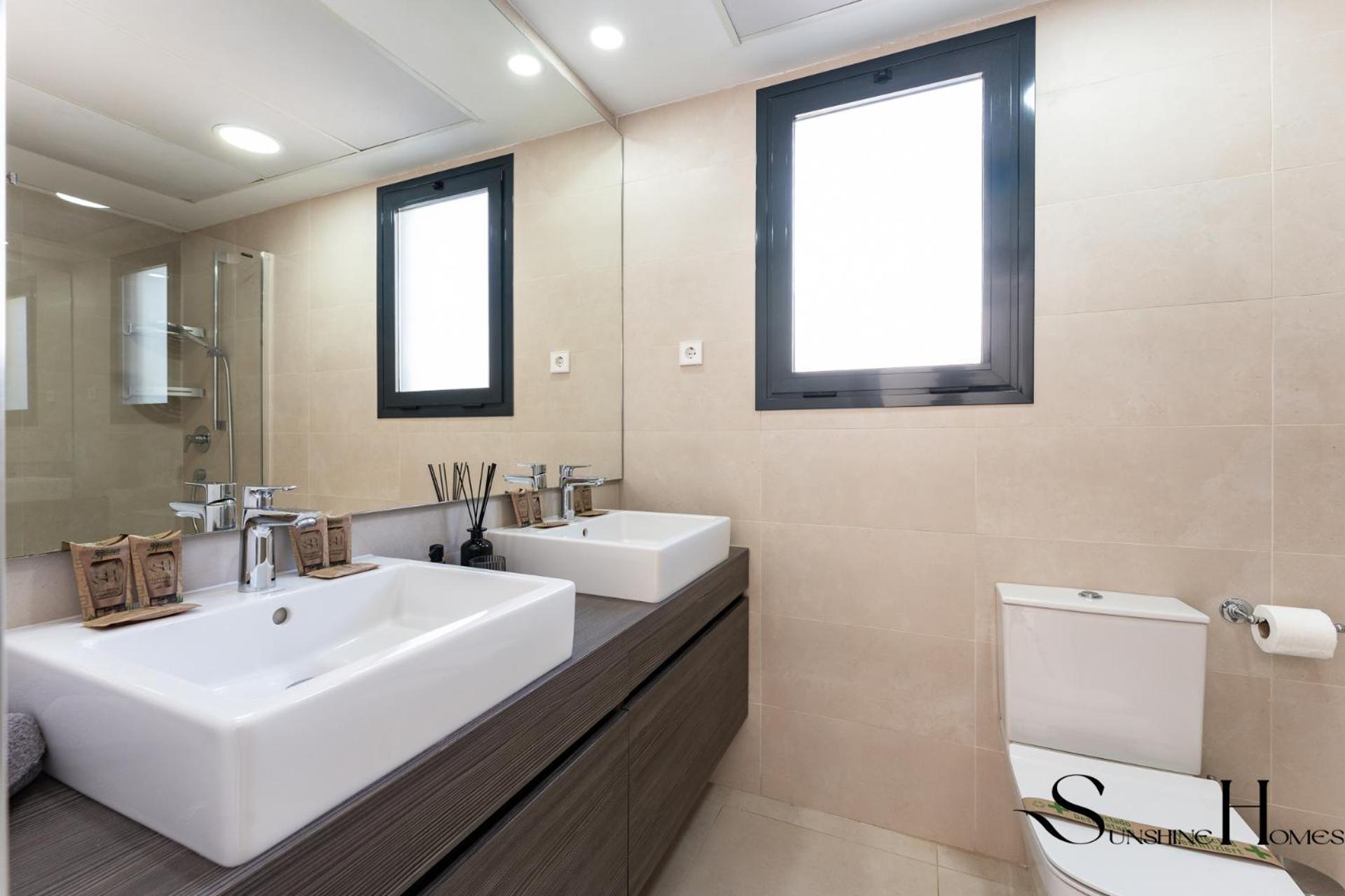 Luxury Beach Escape With Pools, Gym & Sauna ฟูเอนฮิโรลา ภายนอก รูปภาพ